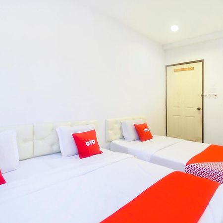 Oyo 44017 L & C Premium Stay Kuching Luaran gambar