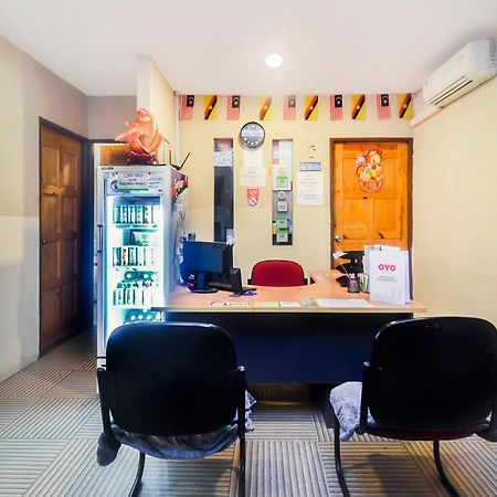 Oyo 44017 L & C Premium Stay Kuching Luaran gambar