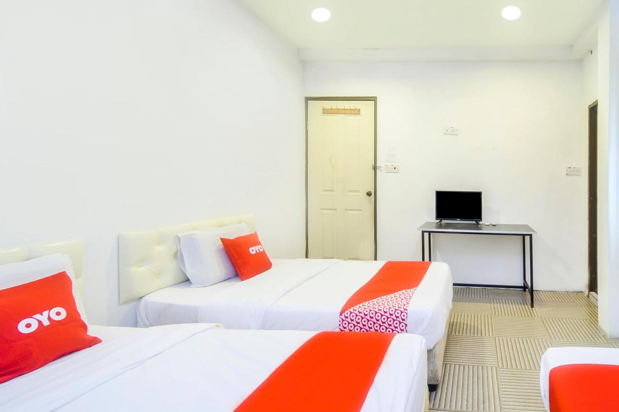 Oyo 44017 L & C Premium Stay Kuching Luaran gambar