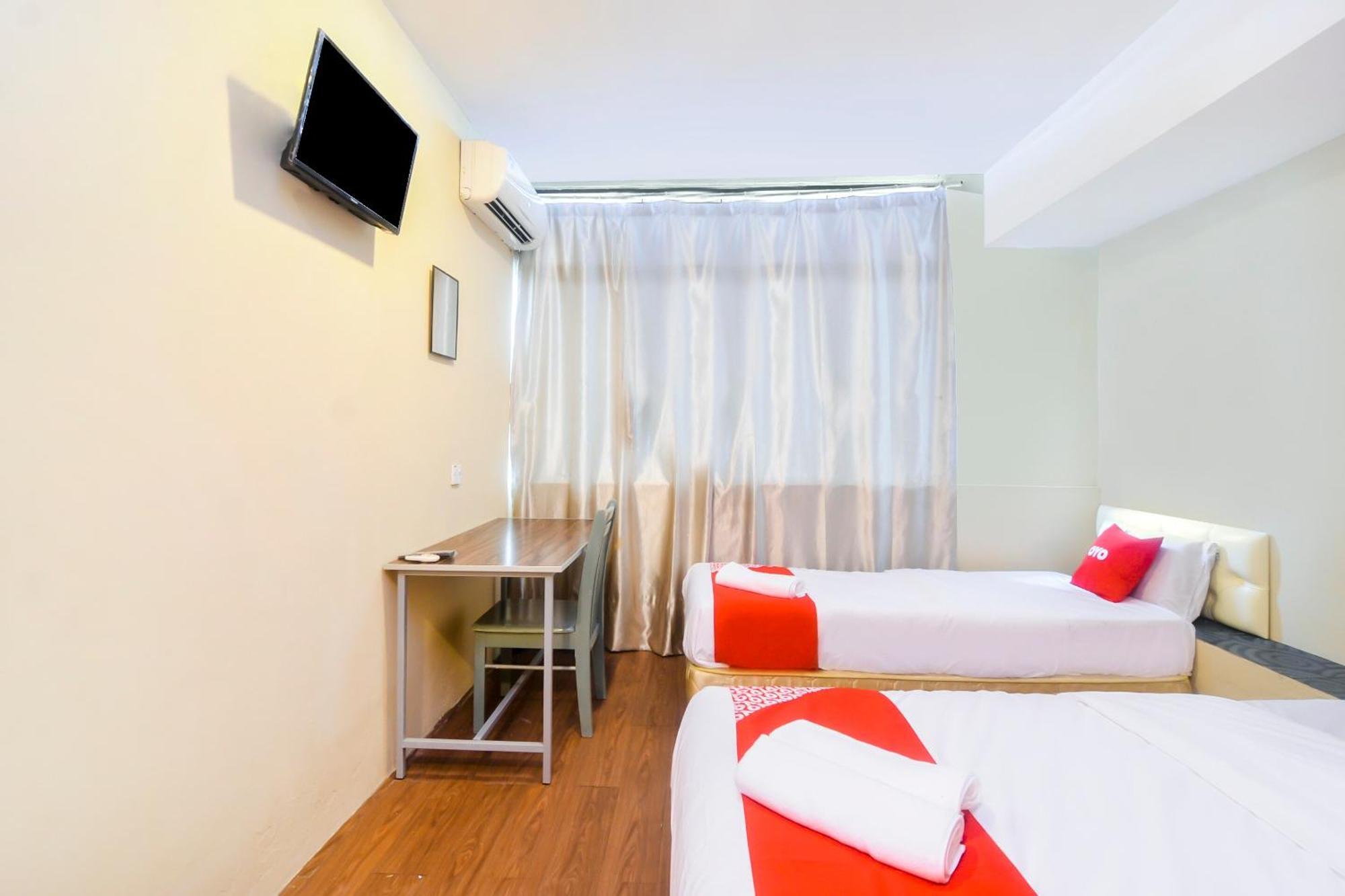 Oyo 44017 L & C Premium Stay Kuching Luaran gambar