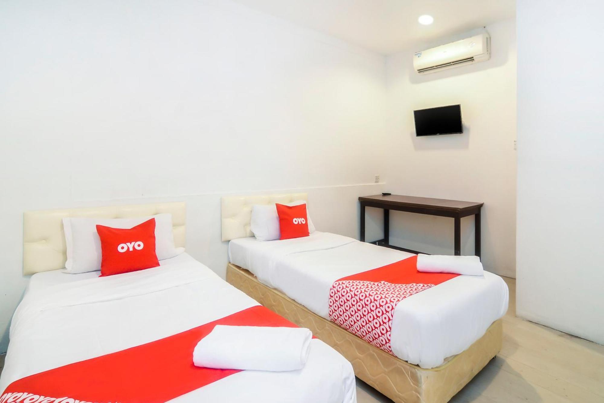 Oyo 44017 L & C Premium Stay Kuching Luaran gambar