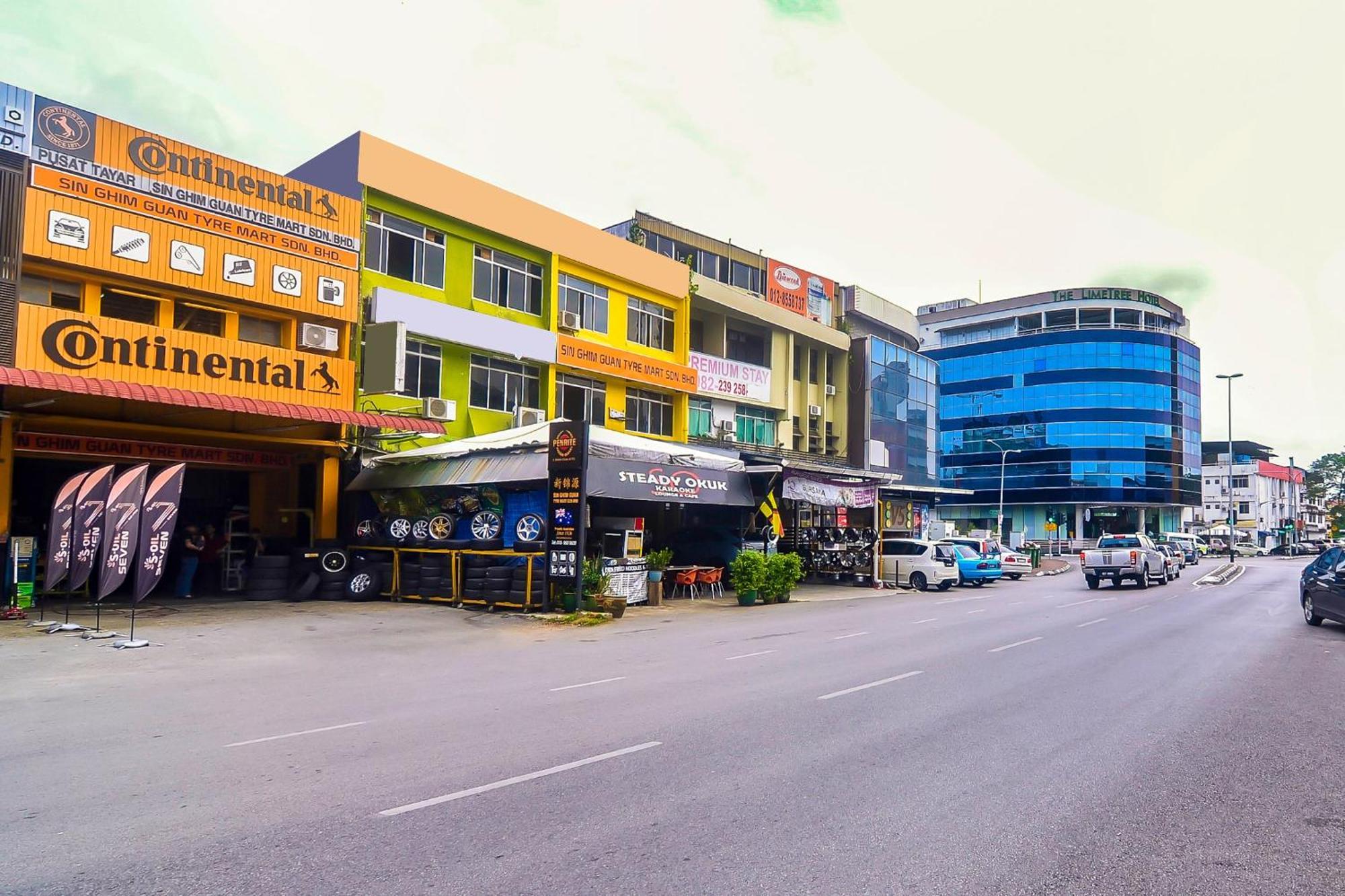 Oyo 44017 L & C Premium Stay Kuching Luaran gambar