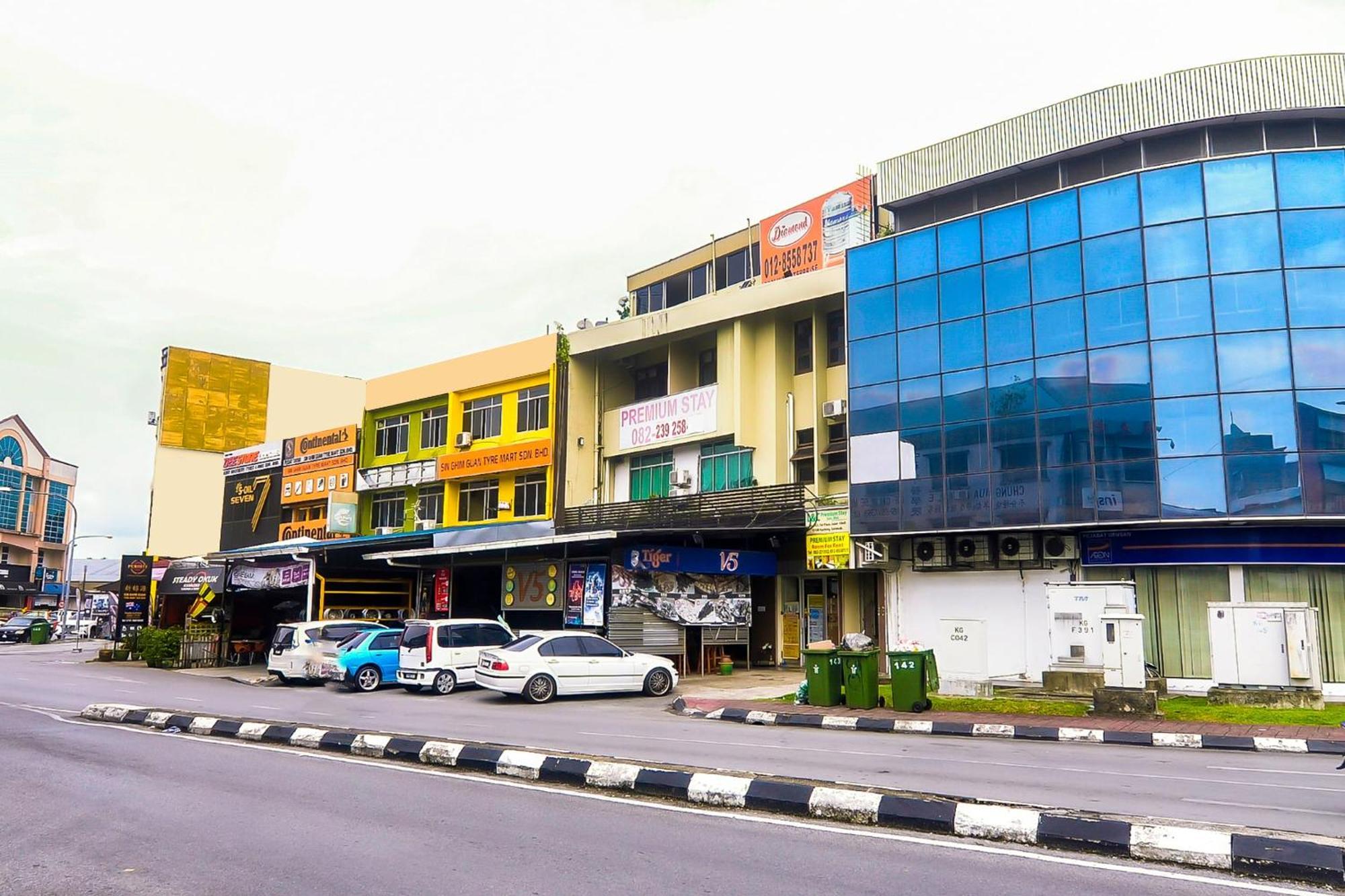 Oyo 44017 L & C Premium Stay Kuching Luaran gambar