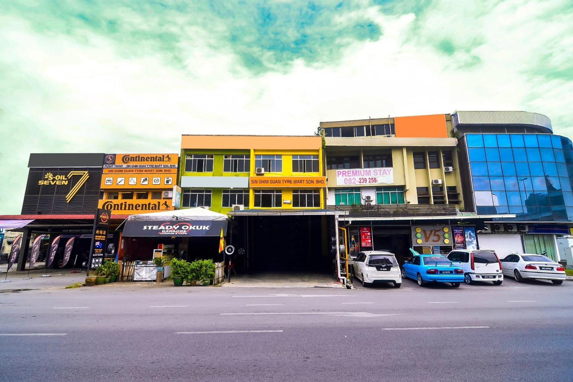 Oyo 44017 L & C Premium Stay Kuching Luaran gambar